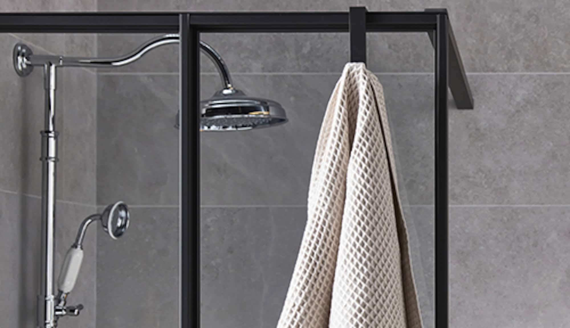 Et si nous vous proposions de rendre votre douche encore plus agréable et  relaxante grâce à un accessoire de douche simple à installer comme un  mitigeur ou une colonne de douche ?