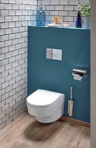 Le WC suspendus, avec réservoir encastré dans un mur ou muret, est